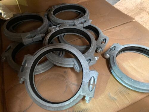 Quantity of 9 x pipe couplings
