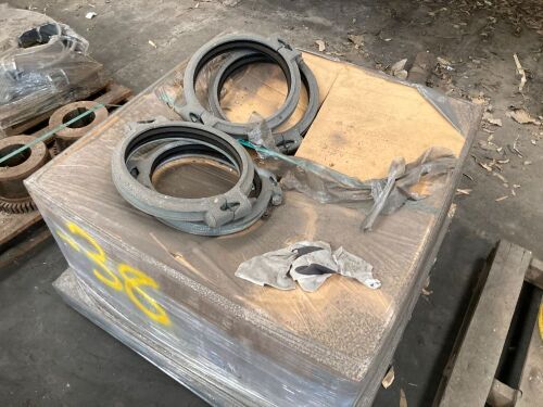 Quantity of approx 10 x pipe couplings