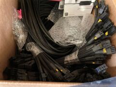 Quantity of assorted computer cables - 4